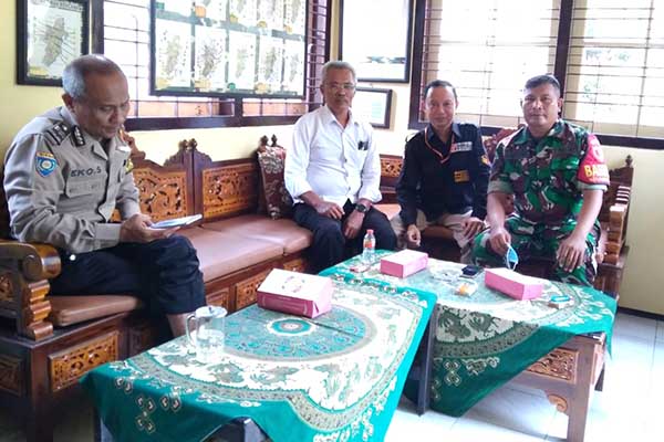 Babinsa Blimbing komsos dengan warga Pandanwangi. (ist) - Babinsa Blimbing Komsos dengan Warga Pandanwangi