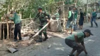 Babinsa Bumiayu Bersama Warga Bersihkan Bantaran Sungai Brantas