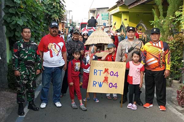 Babinsa Kedungkandang amankan jalan sehat HUT ke-78 RI warga Mergosono. (ist) - Babinsa Kedungkandang Amankan Jalan Sehat HUT ke-78 RI Warga Mergosono
