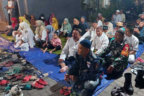 Babinsa Klojen amankan Maulid Nabi di Oro-oro Dowo. (ist) - Babinsa Klojen Amankan Maulid Nabi Muhammad di Oro-oro Dowo