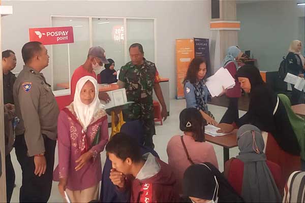 Babinsa Klojen dampingi penyaluran BPNT dan PKH warga Kauman. (ist) - Babinsa Klojen Dampingi Penyaluran BPNT dan PKH Warga Kauman