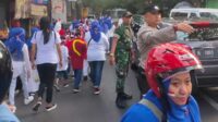 Babinsa Koramil 0833/01 Klojen kawal jalan sehat HUT SDN Kauman 3. (ist) - Babinsa Koramil 0833/01 Klojen Kawal Jalan Sehat HUT SDN Kauman 3