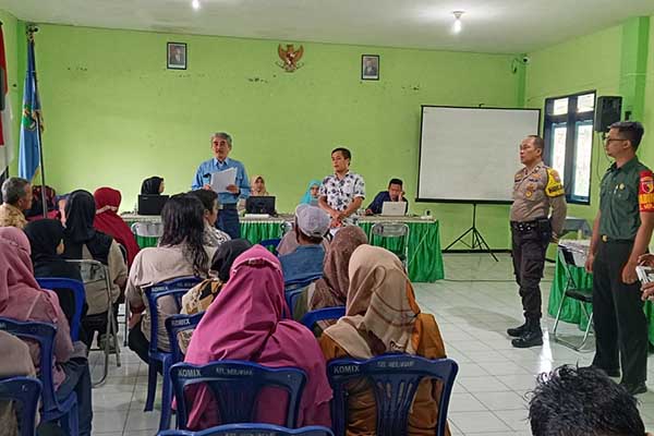 Babinsa Koramil 0833/05 Lowokwaru dampingi pelaksanaan PTSL. (ist) - Babinsa Koramil 0833/05 Lowokwaru Dampingi Pelaksanaan PTSL