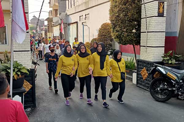 Babinsa Koramil Kedungkandang dampingi jalan sehat HUT RI warga Mergosono. (ist) - Babinsa Koramil Kedungkandang Dampingi Jalan Sehat HUT RI Warga Mergosono