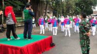 Babinsa Koramil Lowokwaru dampingi senam bersama karang werda. (ist) - Babinsa Koramil Lowokwaru Dampingi Senam Bersama Karang Werda