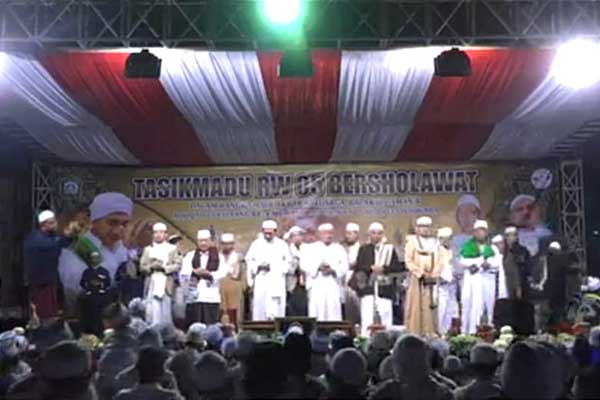 Babinsa Lowokwaru amankan pengajian Maulid Wat Ta'lim Riyadlul Jannah di Tasikmadu. (ist) - Babinsa Lowokwaru Amankan Pengajian Maulid Wat Ta'lim Riyadlul Jannah di Tasikmadu