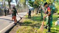 Babinsa Lowokwaru bantu warga Tunggulwulung bersihkan lingkungan. (ist) - Babinsa Lowokwaru Bantu Warga Tunggulwulung Bersihkan Lingkungan