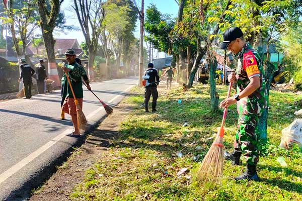 Babinsa Lowokwaru bantu warga Tunggulwulung bersihkan lingkungan. (ist) - Babinsa Lowokwaru Bantu Warga Tunggulwulung Bersihkan Lingkungan