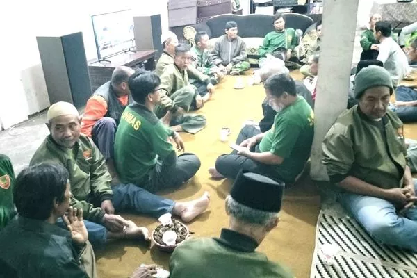 Babinsa Lowokwaru Bersinergi Linmas Komsos Bersama Warga Tunjungsekar