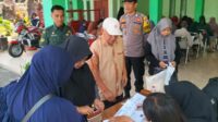 Babinsa Lowokwaru dampingi penyaluran bantuan sosial pangan warga Tunjungsekar. (ist) - Babinsa Lowokwaru Dampingi Penyaluran Bantuan Sosial Pangan Warga Tunjungsekar