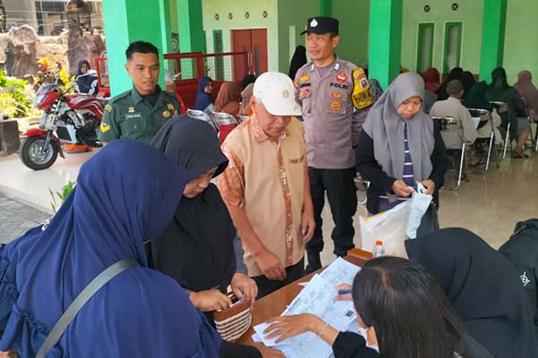 Babinsa Lowokwaru dampingi penyaluran bantuan sosial pangan warga Tunjungsekar. (ist) - Babinsa Lowokwaru Dampingi Penyaluran Bantuan Sosial Pangan Warga Tunjungsekar