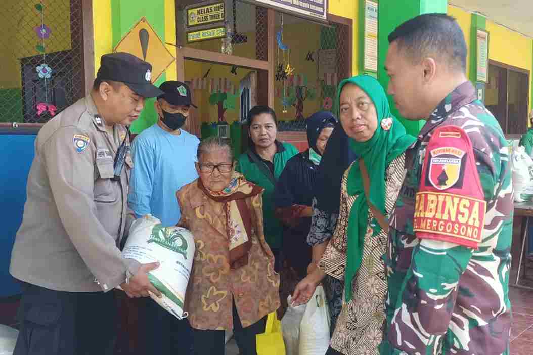 Babinsa Mergosono Dampingi Penyaluran Bantuan Pangan Beras
