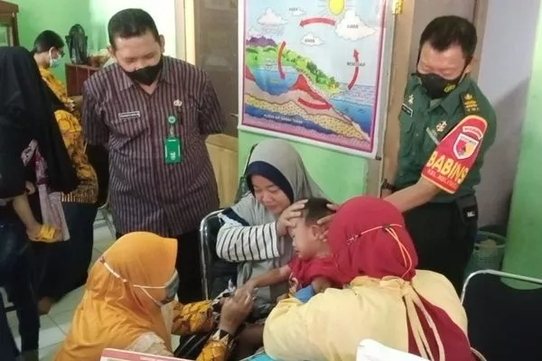 Babinsa Mulyorejo dampingi pelaksanaan Posyandu Balita. (ist) - Babinsa Mulyorejo Dampingi Pelaksanaan Posyandu Balita