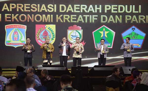 Bersama beberapa pimpinan daerah lainnya saat menerima penghargaan Apresiasi Daerah Peduli Inovasi Ekraf dan Pariwisata. (ist) - Kota Malang Raih Penghargaan Apresiasi Daerah Peduli Inovasi Ekraf dan Pariwisata