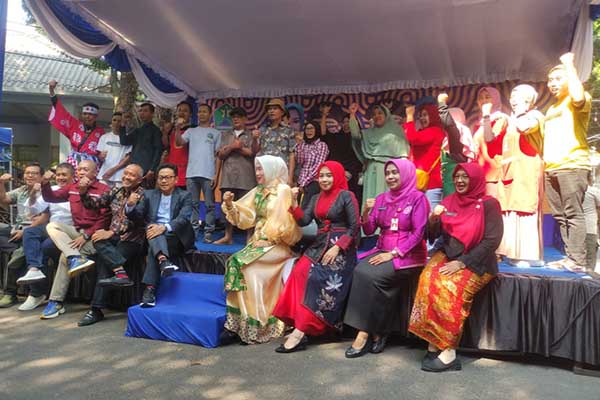 Bersama para pedagang bakso yang terlibat dalam Pesta Rakyat Rutam Nuwus Kera Ngalam. (rhd) - Pesta Rakyat Rutam Nuwus Suguhkan Festival Bakso Gratis dan Sembako Murah