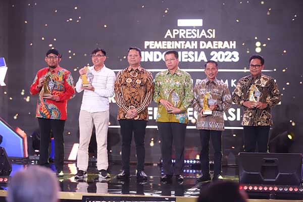 Bersama pimpinan daerah lainnya yang menerima penghargaan APDI 2023. (ist) - Melalui Inovasi E-JKN Cekat, Kota Malang Raih Penghargaan APDI 2023