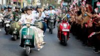 Bupati Pamekasan saat diantar seluruh OPD menuju kediamannya. (Seru.co.id/udi) - Purna Jabatan, Bupati Pamekasan Diantar Seluruh OPD ke Kediamannya