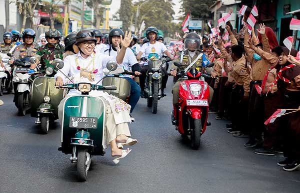 Bupati Pamekasan saat diantar seluruh OPD menuju kediamannya. (Seru.co.id/udi) - Purna Jabatan, Bupati Pamekasan Diantar Seluruh OPD ke Kediamannya