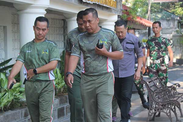 Dandim 0833 jalan sehat bersama prajurit TNI. (ist) - Jaga Imunitas, Dandim 0833 Jalan Sehat Bersama Prajurit TNI