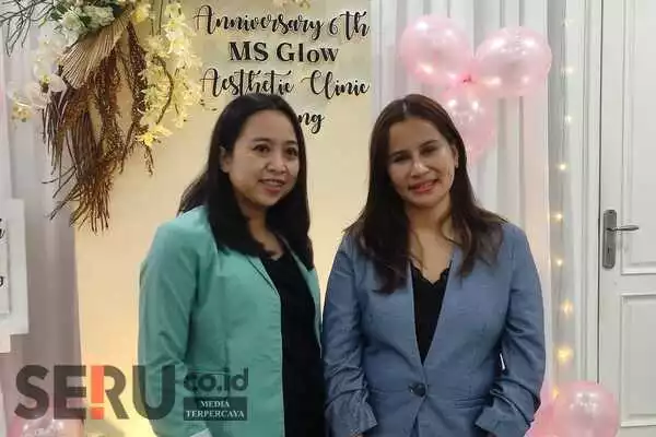 Deni Candra dan dr Naila Bilfaqih, Dipl. AAAM, menjawab pertanyaan awak media. (rhd) - HUT ke-6, MS Glow Bagikan Voucher Treatment untuk Ratusan Ojol Wanita