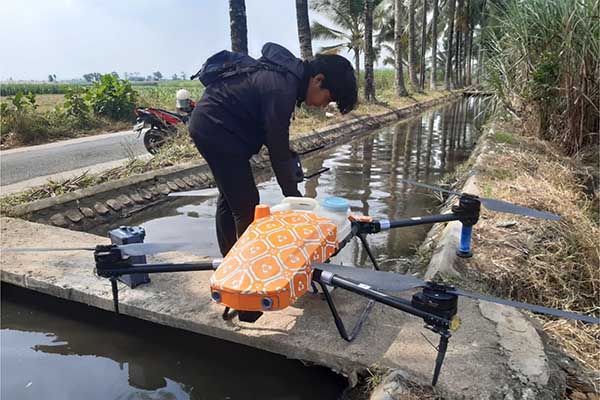 Drone sprayer yang akan diterbangkan untuk melakukan penyemprotan. (ist) - Teknologi Drone Sprayer untuk Mempermudah Kerja Petani dalam Bercocok Tanam