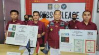 Dua WNA saat di amankan pihak imigran Pamekasan. (Seru.co.id/udi) - Penyamaran Dua WNA Selama 11 Tahun di Indonesia Diungkap Imigrasi Pamekasan