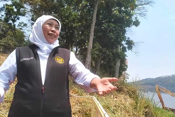 Gubernur Khofifah saat memberikan keterangan kepada wartawan. (Seru.co.id/dik) - Khofifah: Surplus 9,23 Persen, Jatim Suplai Kebutuhan Beras untuk 16 Provinsi di Indonesia