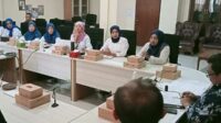 Hearing Suara Perempuan Desa dan Sekolah Srikandi Desa di Komisi C DPRD Batu. (ist) - Prihatin Tingginya Angka Kehamilan Remaja, Aktivis Perempuan Datangi DPRD Batu