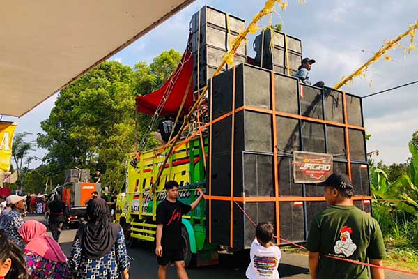 Ilustrasi karnaval dan sound system di Desa Kebobang, Kecamatan Wonosari, Kabupaten Malang. (Seru.co.id/wul) - Polres Malang Klarifikasi Kakek di Jabung Meninggal Bukan Karena Sound System
