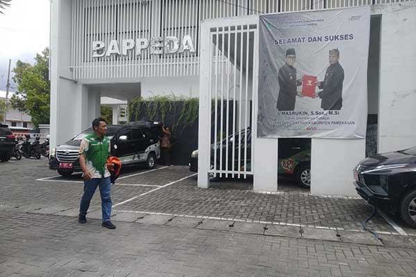 Kantor Badan Perencanaan Pembangunan, Riset dan Inovasi Daerah Kabupaten Pamekasan. (Seru.co.id/udi) - Satu Tahun Lebih Reward Desa Mandiri Janji Bupati Belum Terealisasi