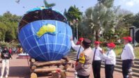 Kapolda Jatim Irjen Pol Toni Harmanto melepas ratusan burung endemik dari Globe raksasa. (rhd) - Globe Raksasa, Penerjun Payung dan Jas Merah Mob Warnai Pesmaba UMM