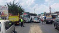 Bus Tentrem Gasak Truk Kontener dan Tiga Motor