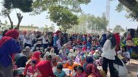 Kegiatan corat-coret anak usia PAUD dalam rangka HUT Ke-18 HIMPAUDI. (Seru.co.id/dik) - Peringati HUT-18 Himpaudi, Anak PAUD se- Karangploso Kreasi Corat-coret di Sengkaling