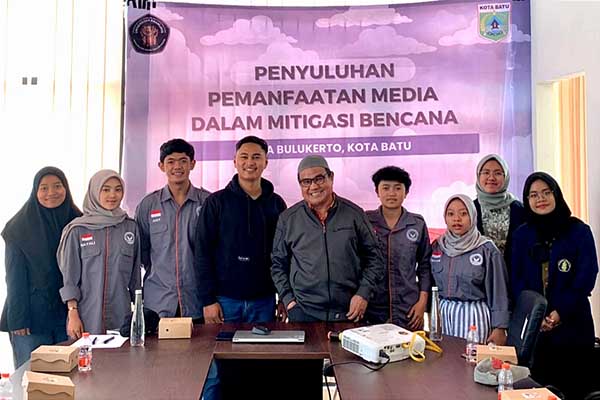 Kegiatan pengabdian masyarakat di Balai Desa Bulukerto, Kecamatan Bumiaji, Kota Batu. (ist) - Mondry: Pentingnya Manfaatkan Media Angkat Isu Lingkungan dan Bencana
