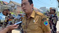 Kepala Dinsos P3AP2KB, Donny Sandito, menjawab pertanyaan awak media. (ws8) - Dinsos Berikan Pelatihan Penguatan Peran Keluarga pada Warga Kota Malang