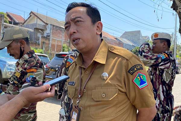 Kepala Dinsos P3AP2KB, Donny Sandito, menjawab pertanyaan awak media. (ws8) - Dinsos Berikan Pelatihan Penguatan Peran Keluarga pada Warga Kota Malang