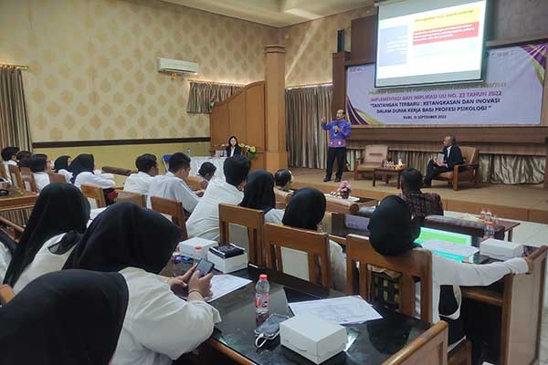 Ketua Himpunan Psikologi Indonesia (HIMPSI), Dr Andik Matulessy MSi, menyampaikan paparan. (rhd) - Yudisium Prodi S1 Psikologi Uniga Bekali Calon Wisudawan Siap Kerja