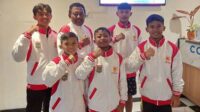Ketua KONI Kab Malang, H Rosydin (tengah), bersama atlet senam Kontingen Kabupaten Malang, meraih medali perunggu di Porprov VIII Jatim 2023. (ist) - Kecil Cabai Rawit, Bocah SD Kelas 5 Persembahkan Dua Perunggu Cabor Senam