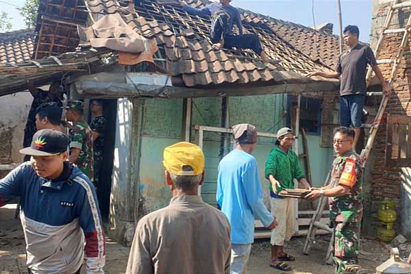 Kodim 0833 Kota Malang bersama masyarakat rehabilitasi Rumah Tidak Layak Huni. (ist) - Kodim 0833 Kota Malang Bersama Masyarakat Rehabilitasi Rumah Tidak Layak Huni