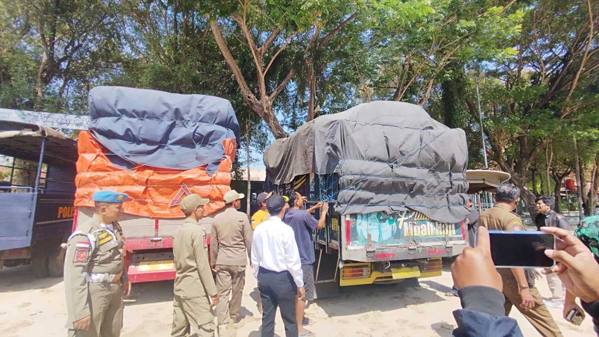Kondisi truk saat ini di halaman pendopo Pamekasan. (Seru.co.id/udi) - Dua Truk Muatan Tembakau Dari Bojonegoro Diamankan Satpol PP Pamekasan