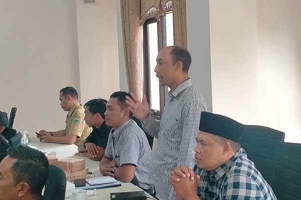 Kordes TPLH Desa Tlekung, Syamsul Arifin, saat menyampaikan pendapat di Ruang Rapat Komisi C DPRD Kota Batu. (Seru.co.id/dik) - TPLH Desa Tlekung Minta Pemkot Batu Prioritaskan Pengurangan Volume Sampah