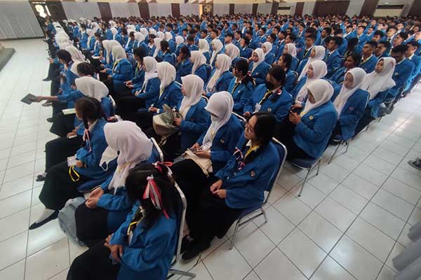 Maba ITN Malang mengikuti rangkaian PKKMB. (rhd) - Rektor ITN Malang: Tak Ada Perploncoan Maba PKKMB