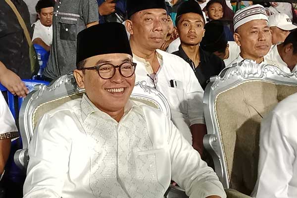 Mantan Bupati Pamekasan, Badrut Tamam menyampaikan rasa terima kasihnya atas partisipasi semua masyarakat Pamekasan. (Seru.co.id/luq) - Tasyakuran Pamekasan Hebat, Mas Tamam Sebut Lima Prioritas Bupati Sudah Tuntas dengan Baik