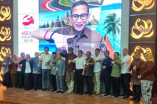 Menparekraf bersama peserta Seminar Nasional dan Expo Jamu Jawa Timur. (rhd) - Melalui Semnas dan Expo, UB Perkuat Pelestarian dan Pengembangan Jamu