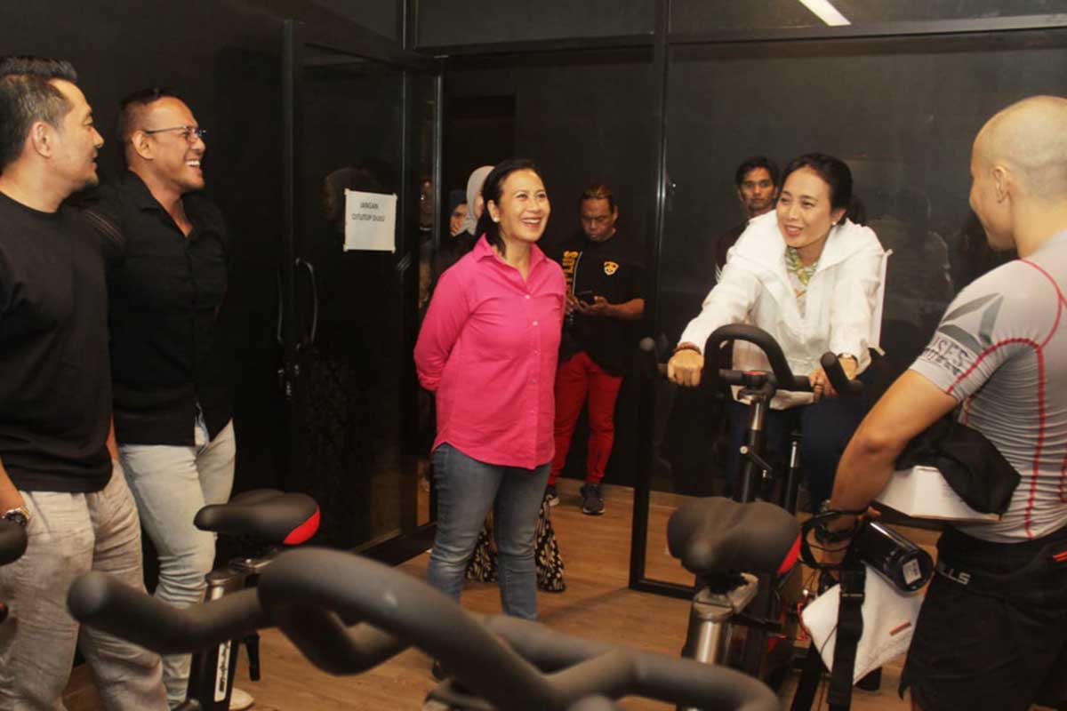 Menteri PPPA, Bintang Puspayoga (baju putih) ikut mencoba alat Fitness Plus. (ist) - Mega Gym Fitness Plus Indonesia Open House di Dinoyo Malang