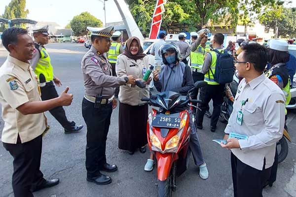OPERASI: KUPT PPD Situbondo, Dr Rita, saat  operasi gabungan sosialisasi kepatuhan pembayaran pajak kendaraan bermotor. (ist) - UPT PPD Situbondo Sosialisasi Kepatuhan Pembayaran Pajak Kendaraan Bermotor