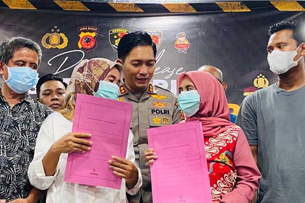 Orang tua bayi tertukar di Bogor. (ist) - Bayi Tertukar di Bogor Resmi Kembali ke Orang Tua Kandung