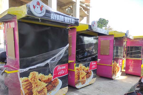 Outlet atau rombong Ayam Hits yang dibagikan kepada jamaah. (rhd) - Berdayakan Umat, Ponpesma Tanwir Al Afkar Bagikan Puluhan Outlet Ayam Hits