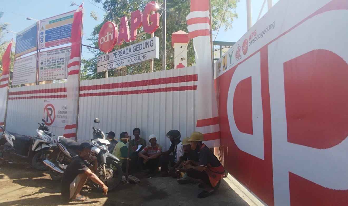 Proyek Nasional Pembangunan Pasar Kolpajung Pamekasan Terlantarkan Pekerja