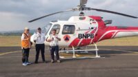 Para petugas dan heli yang akan digunakan untuk Water Bombing, di Gunung Arjuno. (Seru.co.id/wul) - Kobaran Api Gunung Arjuno Sudah Merambat ke Wilayah Batu